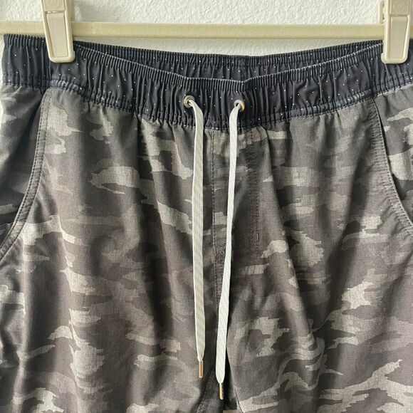 Vuori men’s camo shorts best fit size S/M - Picture 4 of 6